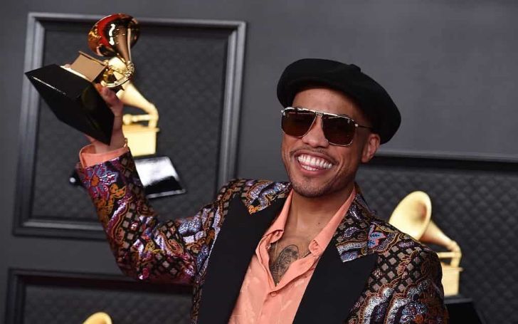 Anderson Paak with his Award
