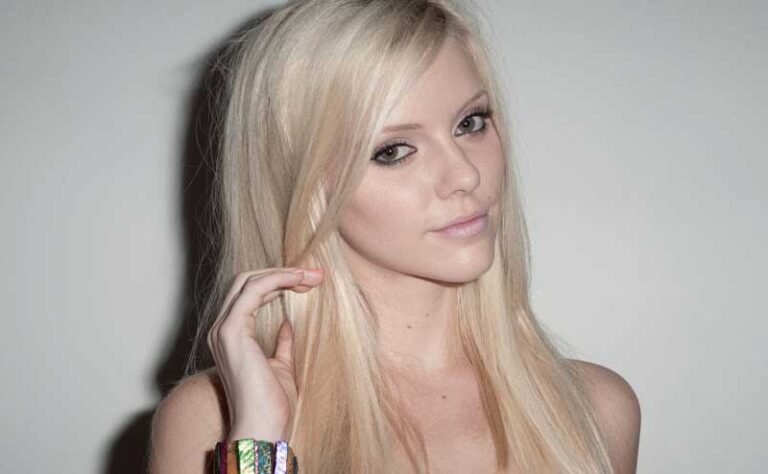 Elle Evans photos Bio Net worth Height Boyfriend Body Affair Married Ethnicity